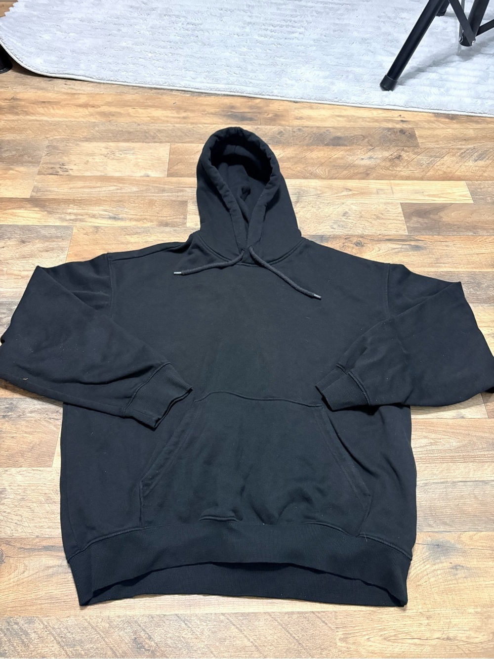 H&M Relaxed Fit Black Hoodie – Size L 🖤
